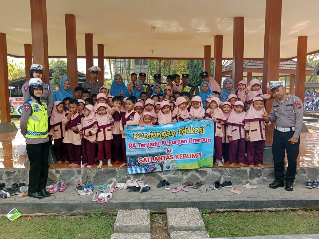 Kunjungan EdukasiRA Terpadu Al Furqan PrembunKe SATLANTAS KEBUMEN2