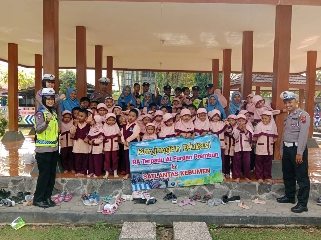 Kunjungan EdukasiRA Terpadu Al Furqan PrembunKe SATLANTAS KEBUMEN4